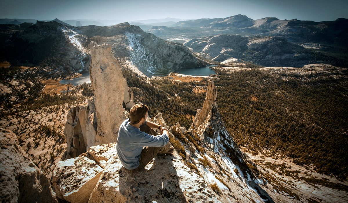 immagine rappresentante un uomo raccolto in cima a una collina alla ricerca di sè stesso